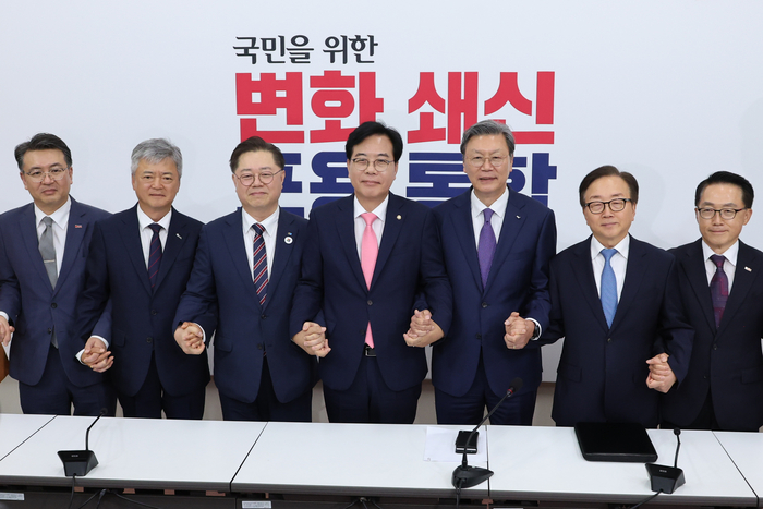 국민의힘 송언석 원내대표가 25일 서울 여의도 국회에서 열린 경제6단체 부회장단과의 면담에 앞서 기념촬영 하고 있다. (왼쪽부터)오기웅 중소기업중앙회 상근부회장, 이인호 한국무역협회 상근부회장, 박일준 대한상공회의소 상근부회장, 송언석 원내대표, 김창범 한국경제인협회 상근부회장, 이동근 한국경영자총협회 상근부회장, 이호준 한국중견기업연합회 상근부회장.(사진=연합뉴스)
