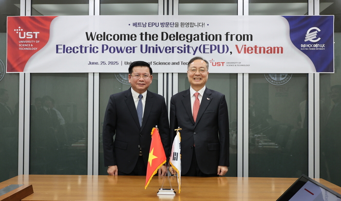 사진 왼쪽부터 딘 반 차우 베트남 전력대(EPU) 총장, 강대임 UST 총장