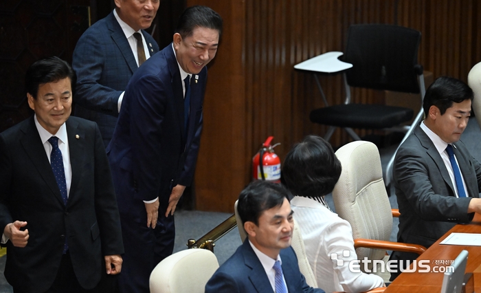 [포토] 환하게 웃으며 본회의장 들어서는 김병기