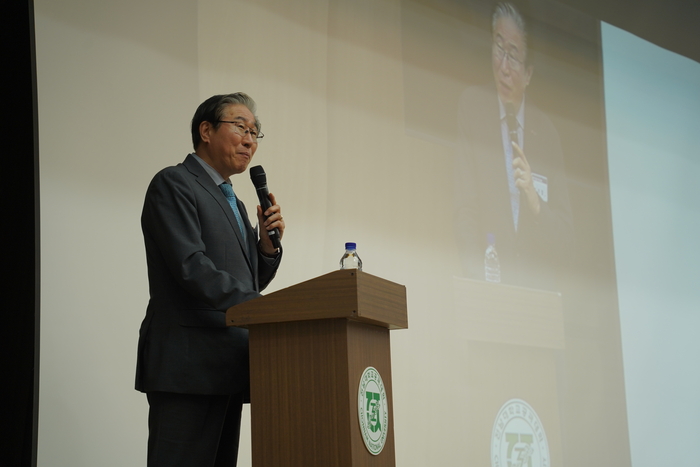 임기철 GIST 총장이 25일 전남대학교 공과대학 코스모스홀에서 열린 '제3회 EFET 심포지엄-청색기술 혁신포럼: 기후위기 NET-ZERO를 향해'에서 축사를 하고 있다.