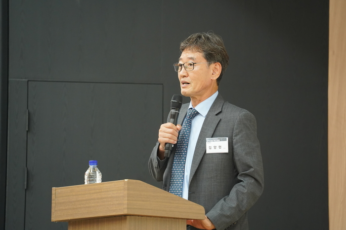 김양현 전남대 교학부총장이 25일 전남대학교 공과대학 코스모스홀에서 열린 '제3회 EFET 심포지엄-청색기술 혁신포럼: 기후위기 NET-ZERO를 향해'에서 이근배 전남대 총장을 대신해 환영사를 하고 있다.