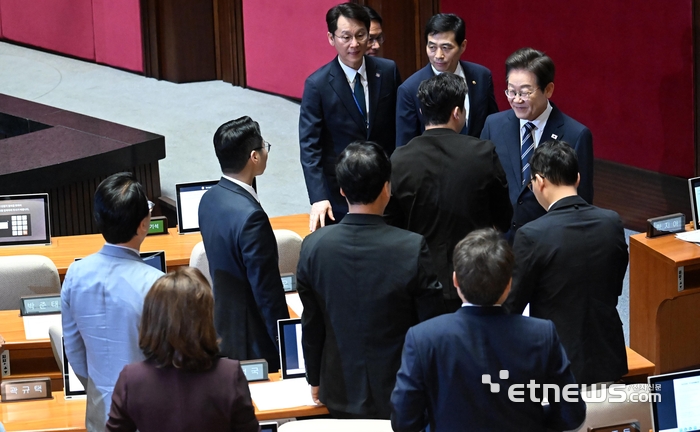 [포토] 국민의힘 의원들과 인사하는 이재명 대통령