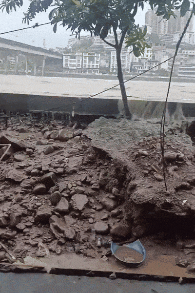 24일 홍수가 발생한 중국 남서부 구이저우성의 도로가 침수돼 물이 밖으로 넘치고 있다. 사진=엑스 캡처