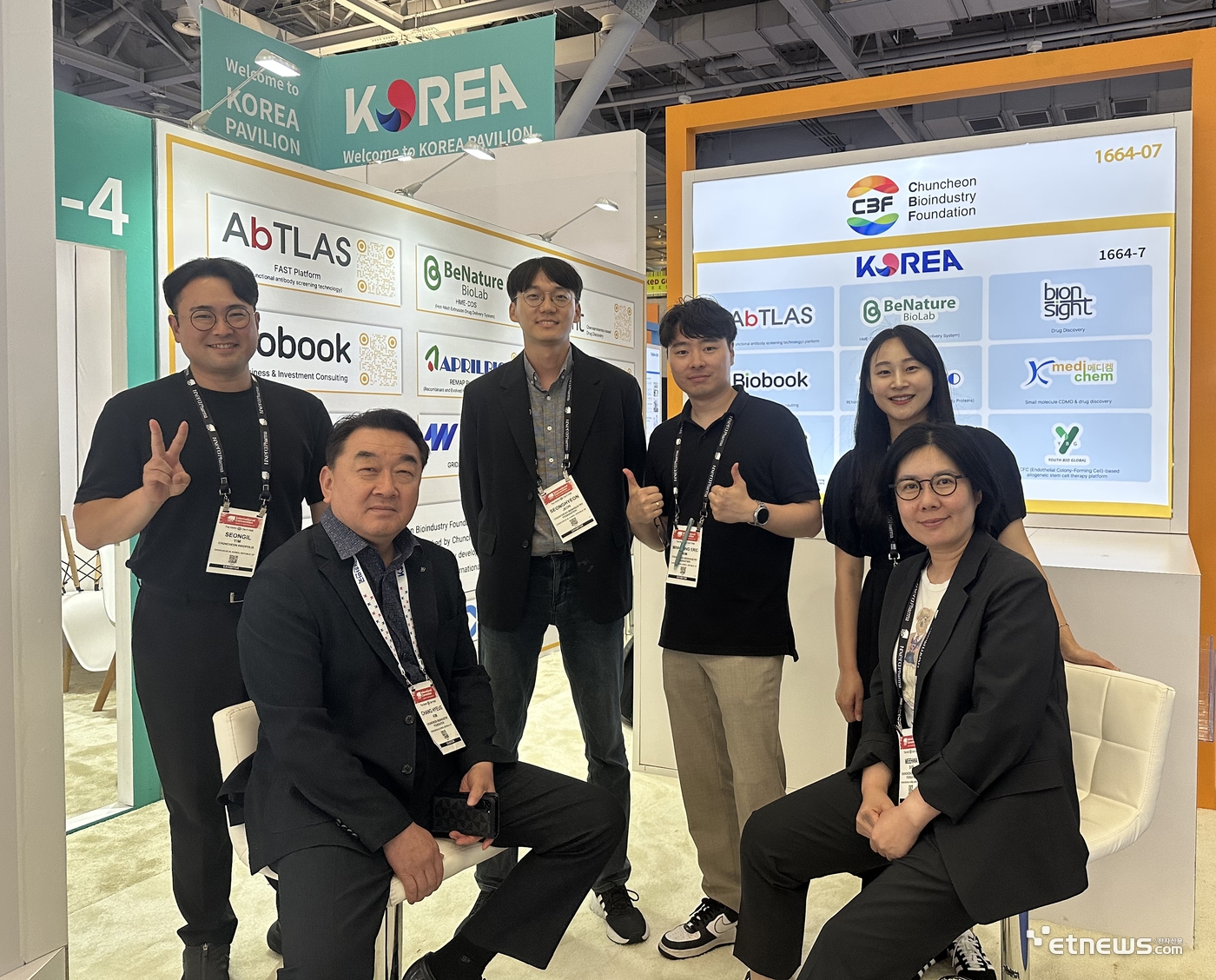 2025년 6월 미국 보스턴 바이오USA 부스에서 강원대 산학협력단과 춘천바이오산업진흥원 관계자