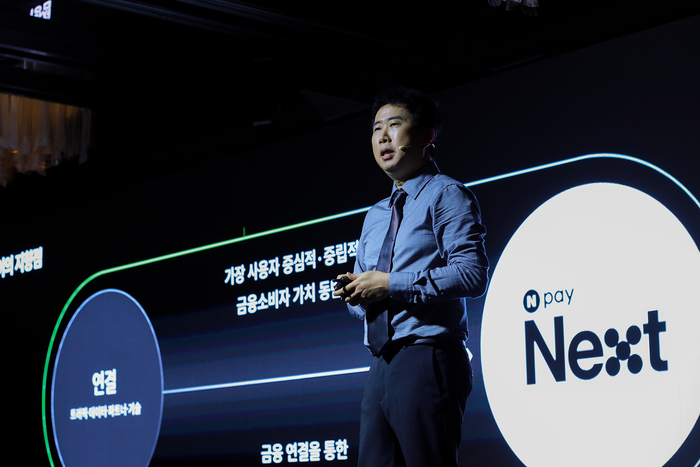 조재박 네이버페이 부사장이 26일 서울 포시즌스호텔에서 열린 'Npay 미디어데이2025'에서 발표하는 모습.