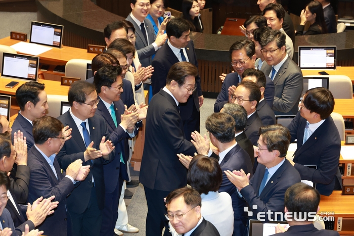 [포토] 여당 환영 받으며 본회의장 들어선 李 대통령