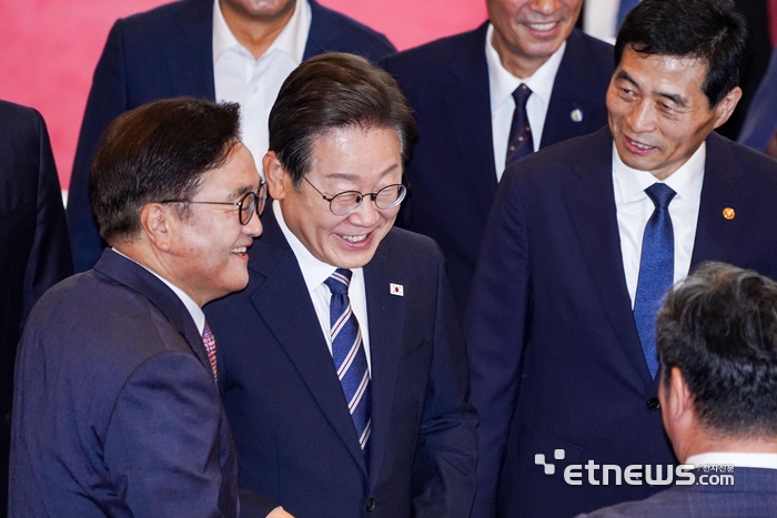 [포토] 李 대통령 맞이하는 우원식 국회의장