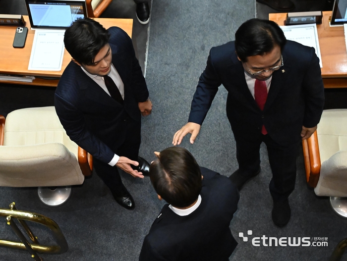 [포토] 국민의힘 지도부와 악수하는 李 대통령