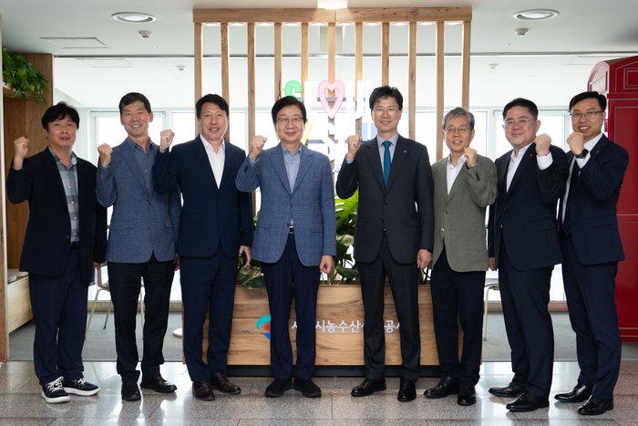 강태영 NH농협은행장(왼쪽에서 5번째)과 문영표 서울시농수산식품공사장(왼쪽에서 4번째)이 가락시장 개장 40주년 행사에 앞서 기념사진 촬영을 하고 있다.