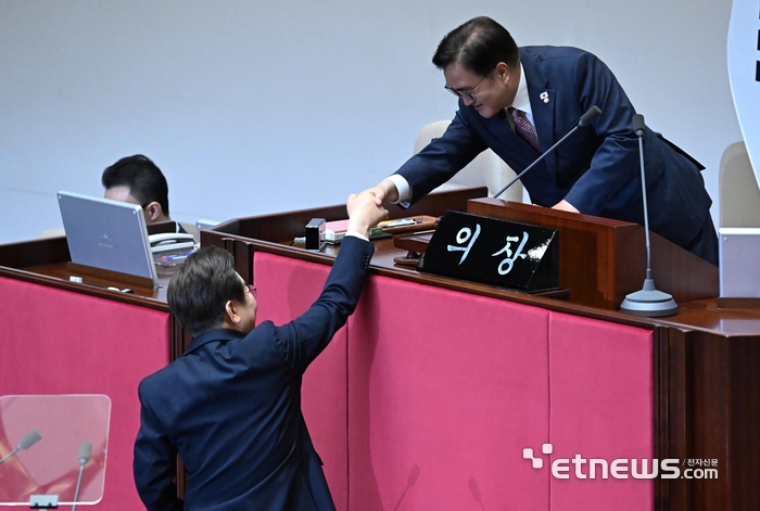 [포토] 악수하는 이재명-우원식