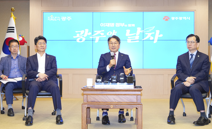 강기정  광주시장이 26일 오전 시청 비즈니스룸에서 민선 8기 3주년 기자회견을 하고 있다.