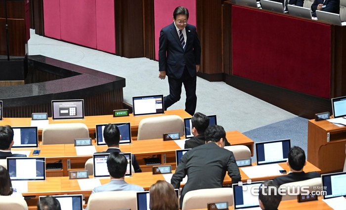 [포토] 야당 향하는 이재명 대통령