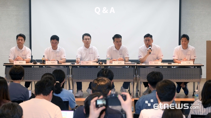 26일 서울 중구 LG서울역빌딩에서 열린 LG유플러스 보안 기술 설명회에서 주요 관계자들이 기자들의 질의에 답변하고 있다. 김민수기자 mskim@etnews.com