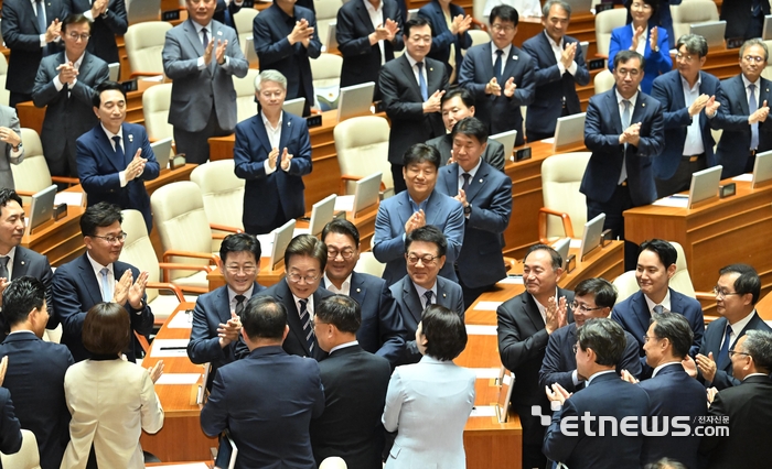 [포토] 여당 박수받으며 입장하는 李 대통령