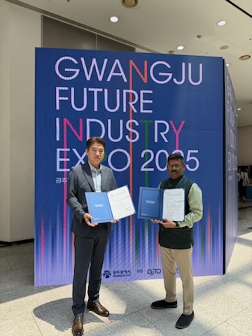 이욱진 영현로보틱스 대표(왼쪽)가 26일 인도 앙다바드 소재 비슈와카르마 애그리컬처럴 워크와 250만 달러 규모의 헬스케어 로봇제품 수출을 위한 업무협약(MOU)을 체결했다.