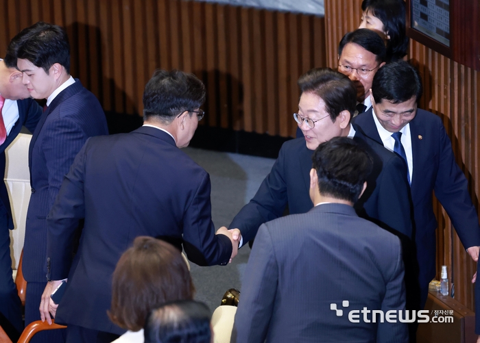 [포토] 악수하는 이재명-권성동