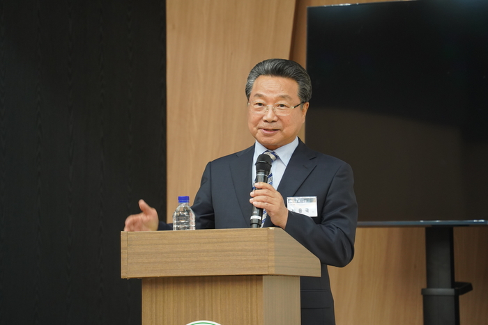 최용국 1.5℃ 포럼 회장이 25일 전남대학교 공과대학 코스모스홀에서 열린 '제3회 EFET 심포지엄-청색기술 혁신포럼: 기후위기 NET-ZERO를 향해'에서 축사를 하고 있다.