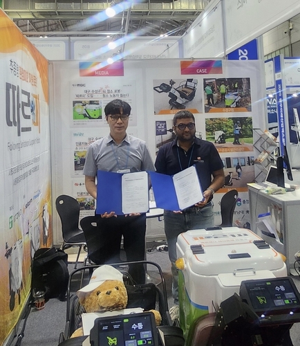 이배희 아이로바 (대표(왼쪽)가 26일 인도 앙다바드 소재 리퀴드스 인 탱크스와 환경 미화 노동자의 노동 단순화를 도모하기 위해 개발한 '아이로바' 수출을 위한 업무협약을 체결했다.