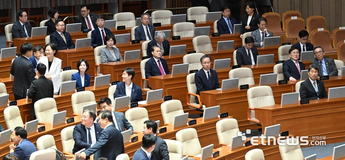 [포토] 李 대통령 첫 시정연설 참석한 尹 정부 국무위원