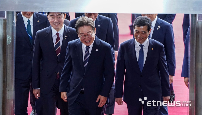 [포토] 웃으며 국회 들어오는 이재명 대통령