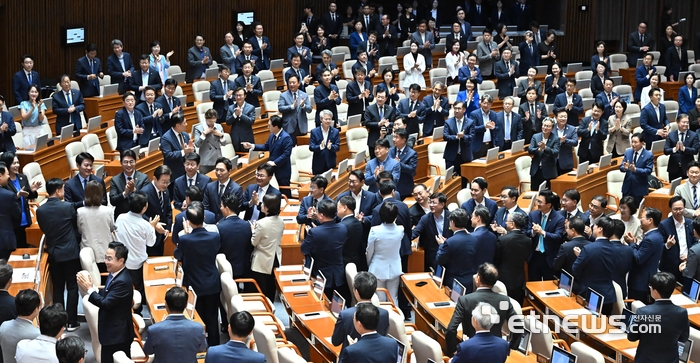 [포토] 여당 의원 환영 받으며 본회의장 들어서는 이재명 대통령