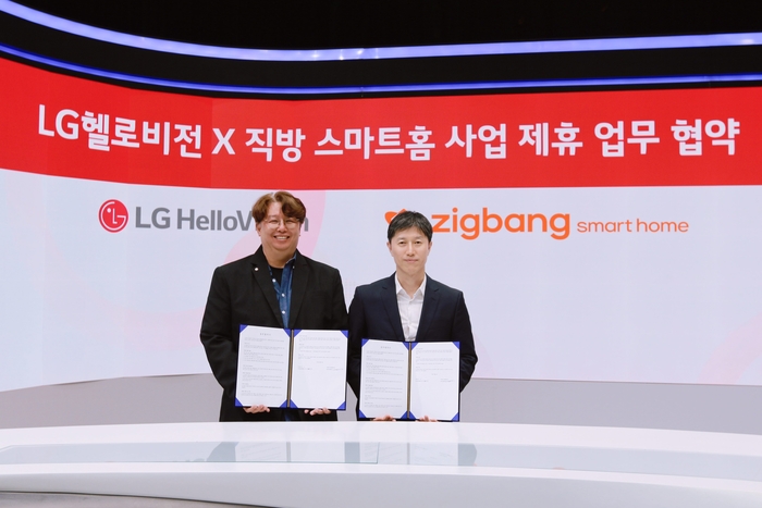 LG헬로비전과 직방이 지난 25일(수) 스마트홈 렌탈 사업 제휴를 위한 업무협약(MOU)을 체결했다. 사진은 25일(수) LG헬로비전 본사에서 진행된 업무 협약식에서 (왼쪽부터) 손기영 LG헬로비전 상무와 정진우 직방 부사장이 기념촬영을 하고 있는 모습.