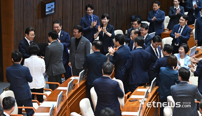 [포토] 본회의장 들어선 이재명 대통령
