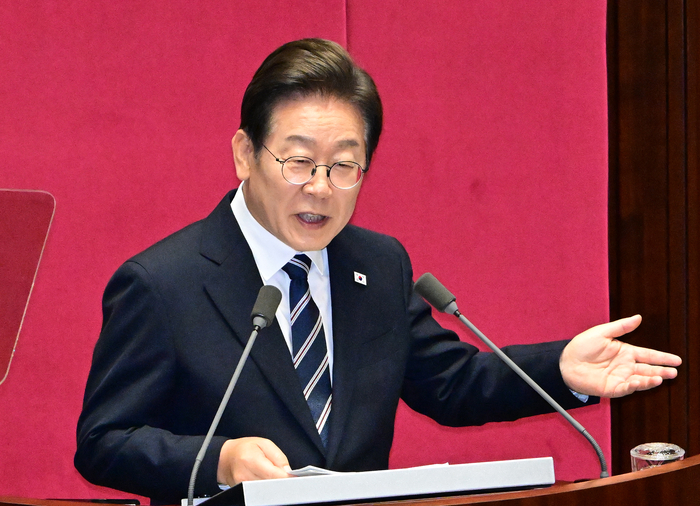 추경 시정연설 하는 이재명 대통령     (서울=연합뉴스) 이재명 대통령이 26일 국회 본회의장에서 추가경정예산 시정연설을 하고 있다. 2025.6.26 [국회사진기자단]     utzza@yna.co.kr (끝)