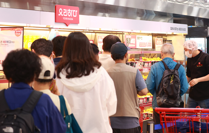 서울 중구 롯데마트 제타플렉스 서울역점에서 통큰치킨을 구매하는 시민들. 〈사진=연합뉴스〉