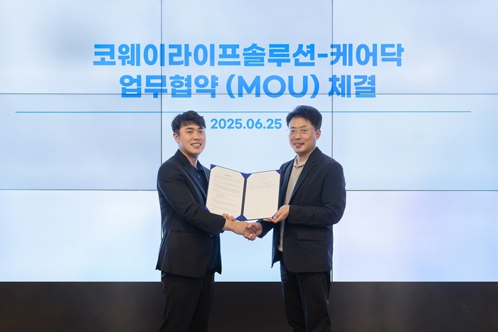 박재병 케어닥 대표(왼쪽)와 김명곤 코웨이라이프솔루션 대표