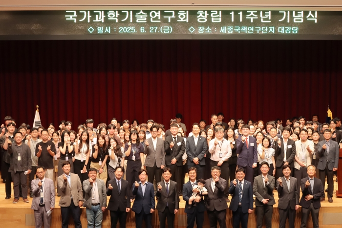 NST 창립 11주년...우수직원 11명 이사장 포상