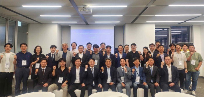 지난 26일 제4회 웹 3.0 리더스 포럼 및 공동세미나 주요 참석자들이 기념 촬영을 하고 있다. (사진=한국블록체인산업진흥협회)
