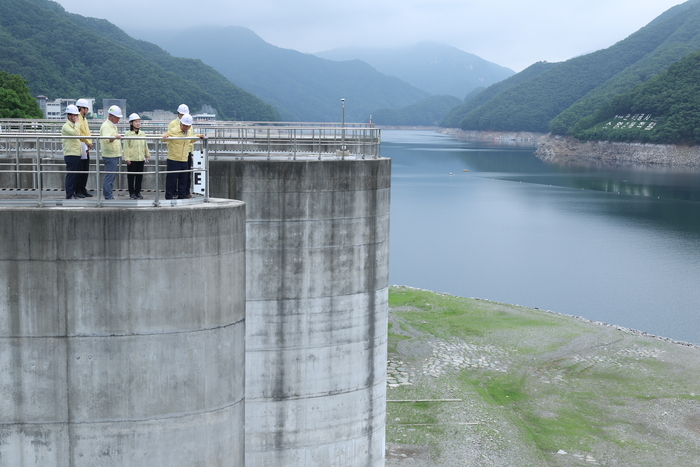 윤석대 한국수자원공사 사장(오른쪽 첫 번째)이 27일 소양강댐 보조여수로를 점검하고 있다. 사진 출처 : 수공