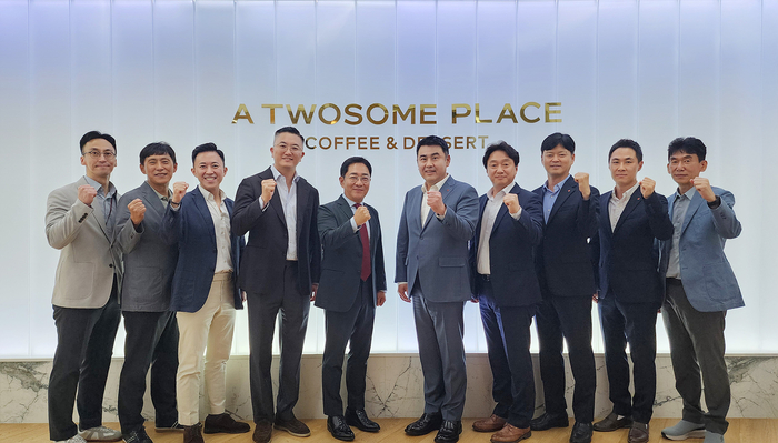 김경엽 롯데이노베이트 대표이사(중앙 우측), 문영주 투썸플레이스 대표이사(중앙 좌측) 등 양사 관계자들이 IT 시스템 통합관리 운영 사업 계약을 체결하고 기념사진을 찍고 있다.
