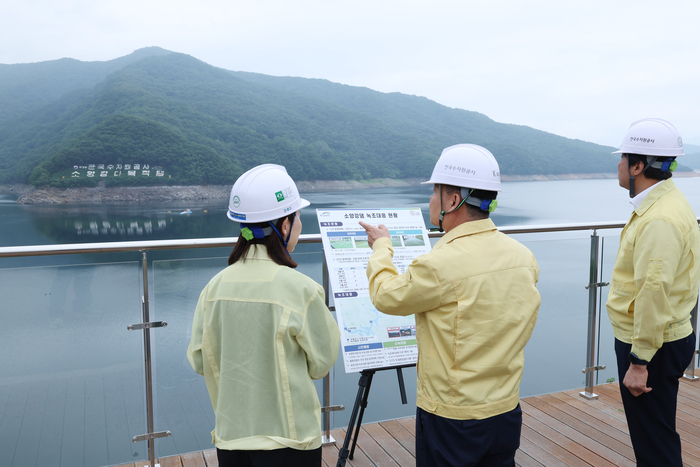 윤석대 한국수자원공사 사장(가운데)이 27일 소양강댐 정상부에서 장마 종료 후 이어지는 폭염과 녹조 발생에 대비, 대응 현황 등을 살펴보고 있다. 사진 출처 : 수공