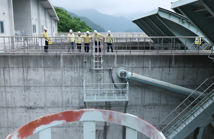 윤석대 한국수자원공사 사장(사진 가운데)이 27일 소양강댐 보조여수로를 점검하고 있다. 사진 출처 : 수공
