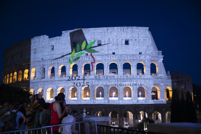 문화체육관광부는 주이탈리아한국문화원, 한국국제문화교류진흥원과 함께 지난 26일(현지시간) 이탈리아 로마 콜로세움에서 '미디어파사드 상영회'를 개최했다.