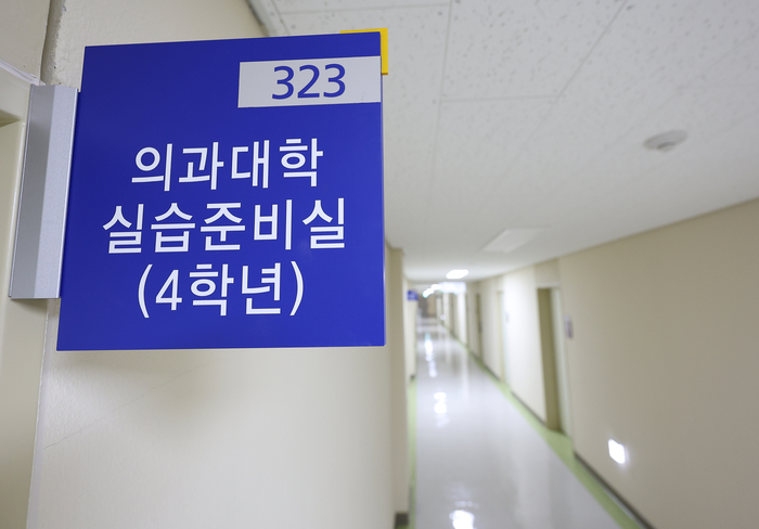 대한전공의협의회(대전협)은 26일 온라인으로 임시 대의원총회를 열고 한성존 서울아산병원 전공의 대표를 새 비대위원장으로 선출했다. 대전협은 28일 오프라인 총회를 열어 새로운 비대위 구성과 향후 의정 갈등 사태 대응 방안을 논의할 예정이다. 27일 서울 시내 한 의과대학 실습준비실 앞 복도가 비어 있다. 연합뉴스.