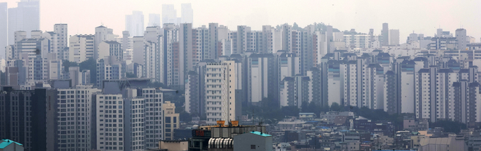 '주담대 한도 6억' 극약처방, 초강수 규제책     (서울=연합뉴스) 최재구 기자 = 정부가 27일 발표한 가계부채 관리 강화 방안은 수도권·규제지역 주택담보대출 최대한도를 6억원으로 설정해 과도한 대출을 막고, 실수요가 아닌 경우 대출을 제한하는 데 초점을 맞췄다. 정부가 이날 '초강수' 대출 규제책을 내놓은 것은 서울 강남 아파트값 급등세가 최근 비강남권까지 확산하며 상황이 심상치 않다고 판단했기 때문이다. 사진은 이날 촬영한 서울시 아파트. 2025.6.27     jjaeck9@yna.co.kr (끝)