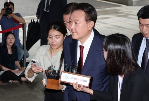 윤석열 전 대통령이 28일 피의자 신분으로 내란특검 조사를 받기 위해 서울 서초구 서울고검 청사로 출석하고 있다. 〈사진=연합뉴스〉