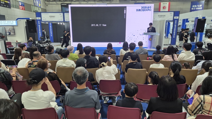 호남권 최대 산업전시회인 '2025 광주 미래산업 엑스포' 마지막날인 28일 오후 팔로워 110만명을 보유한 한국과학기술원(KAIST) 공대생 출신 과학 인플루언서 허성범씨는 '제 4의 물결, 인공지능(AI)에 대하여'란 주제로 특별 강연을 했다.