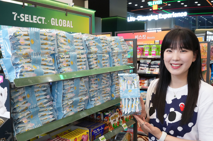 모델이 일본 프리미엄 디저트 '슈가버터샌드트리'를 소개하고 있다.