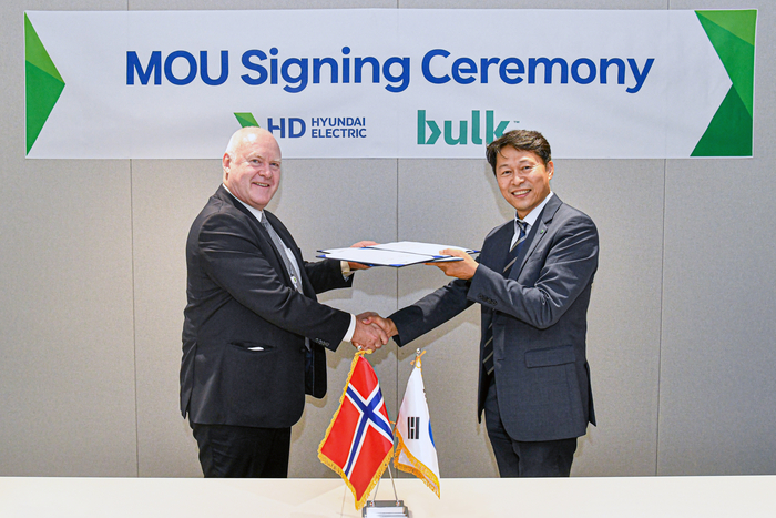 HD현대일렉트릭은 최근 노르웨이의 데이터·통신 인프라 전문 기업 벌크 인프라스트럭처와 데이터센터용 전력변압기, 고압차단기 등 전력기자재 공급 협력을 위한 업무협약(MOU)을 체결했다. 이날 행사에는 HD현대일렉트릭 전력영업부문장 양재철 전무(오른쪽)와 벌크 인프라스트럭처 토르비욘 모에 최고사업개발책임자가 참석했다. HD현대