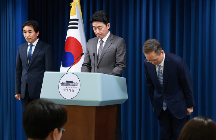 이재명 대통령, 민정수석 봉욱-경청통합수석 전성환 임명     (서울=연합뉴스) 홍해인 기자 = 강훈식 대통령비서실장(가운데)이 29일 서울 용산 대통령실 청사에서 이재명 대통령의 수석비서관 추가 인선을 발표하고 있다.      왼쪽부터 전성환 경청통합수석비서관, 강 비서실장, 봉욱 민정수석비서관. 2025.6.29      hihong@yna.co.kr (끝)