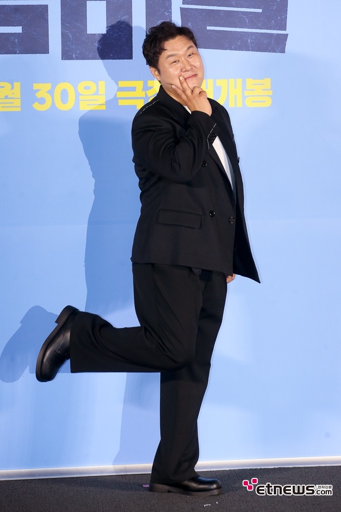 [ET포토] 윤경호, '헉 소리나는 아이돌 포즈'