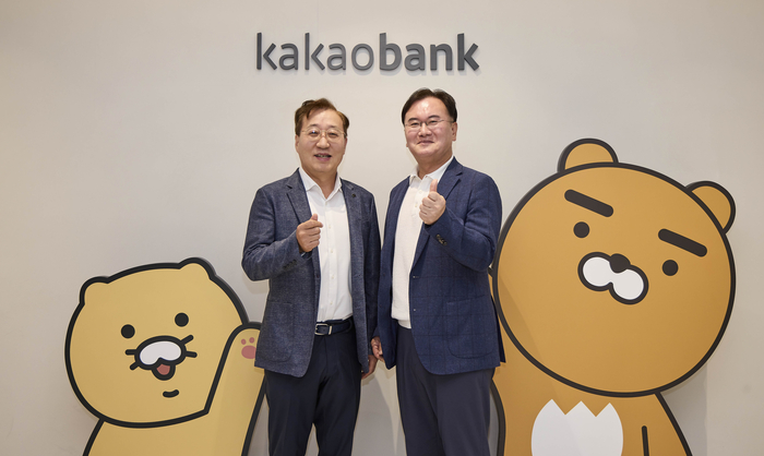 윤호영 카카오뱅크 대표(왼쪽)와 김종윤 NICE평가정보 대표(오른쪽)가 30일 경기도 성남시 카카오뱅크 판교오피스에서 진행된 업무협약 체결식에서 기념촬영을 하고 있다.