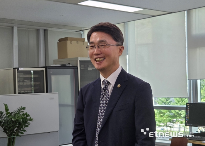 류제명 과기정통부 제2차관이 30일 오후 정부세종청사 기자실을 방문해 출입기자단과 이야기를 나누고 있다.