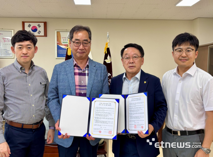 케이엔유데이터사이언스연구소와 대중금속공업고 관계자가 업무협약을 맺고 있다.