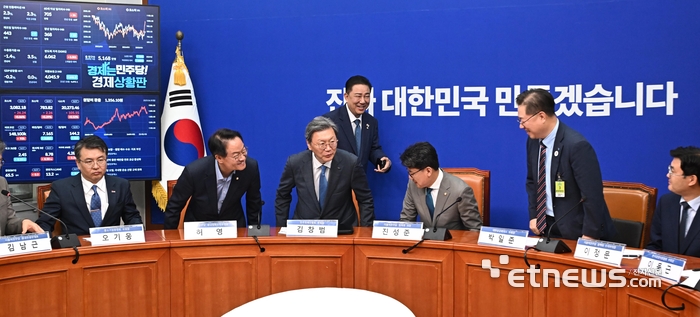 [포토] 경제단체 상법 간담회장 찾은 김병기