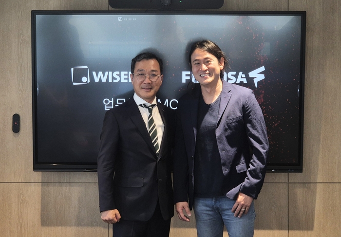 강용성 와이즈넛 대표(왼쪽)와 백준호 퓨리오사AI 대표가 업무협약식에서 사진촬영을 하고 있다. 와이즈넛 제공